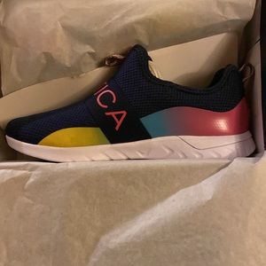 NIB Pull casual sneakers for girls